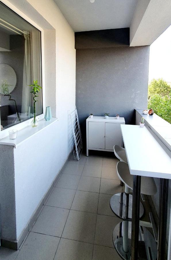 New Cozy Apartment 3 Min To Subway 24H/7 Self Check-In Popesti-Leordeni Exteriör bild